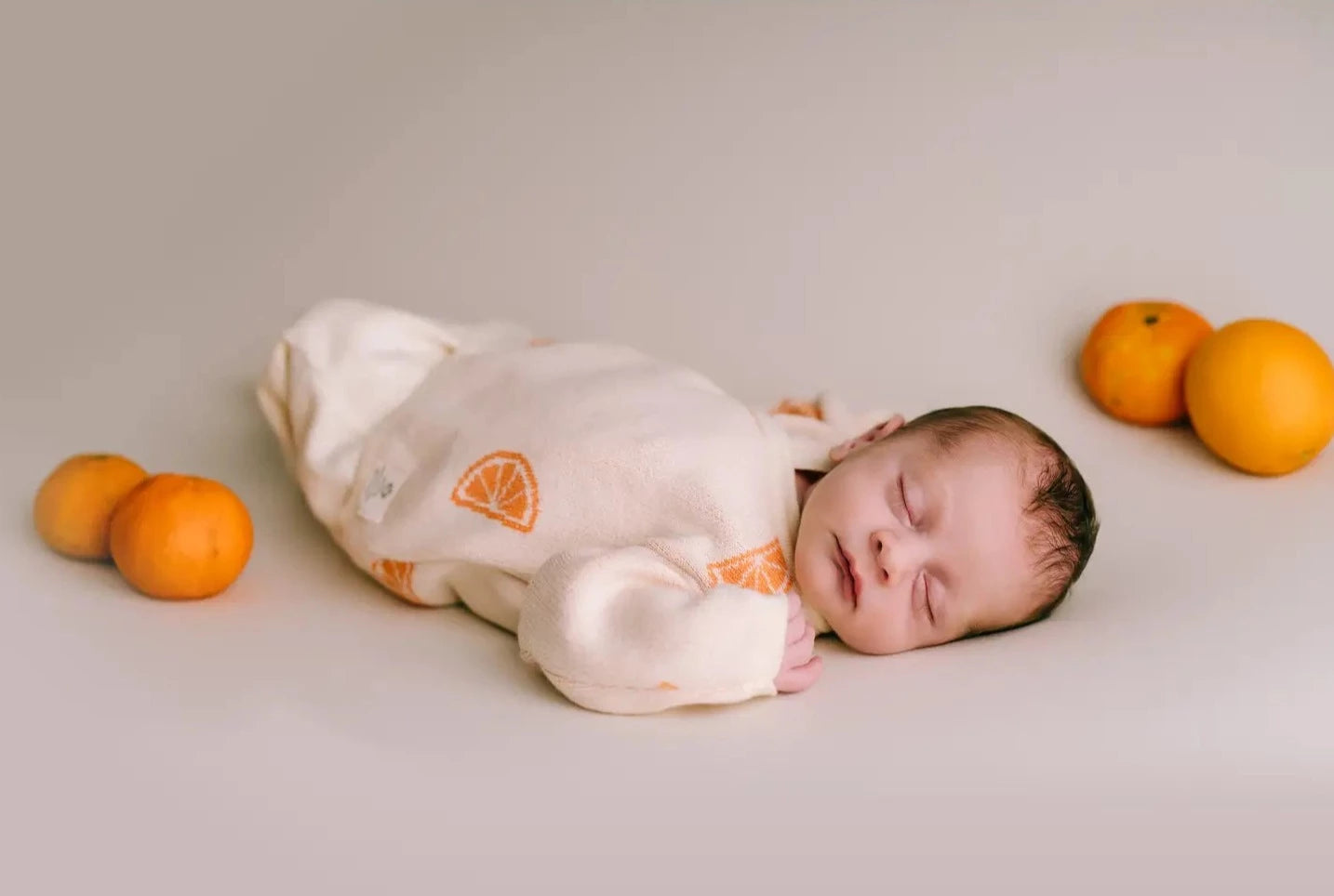 Nyföddspaket Oranges Garden: Mössa, jacka, byxor och väska - Ekologisk bomull
