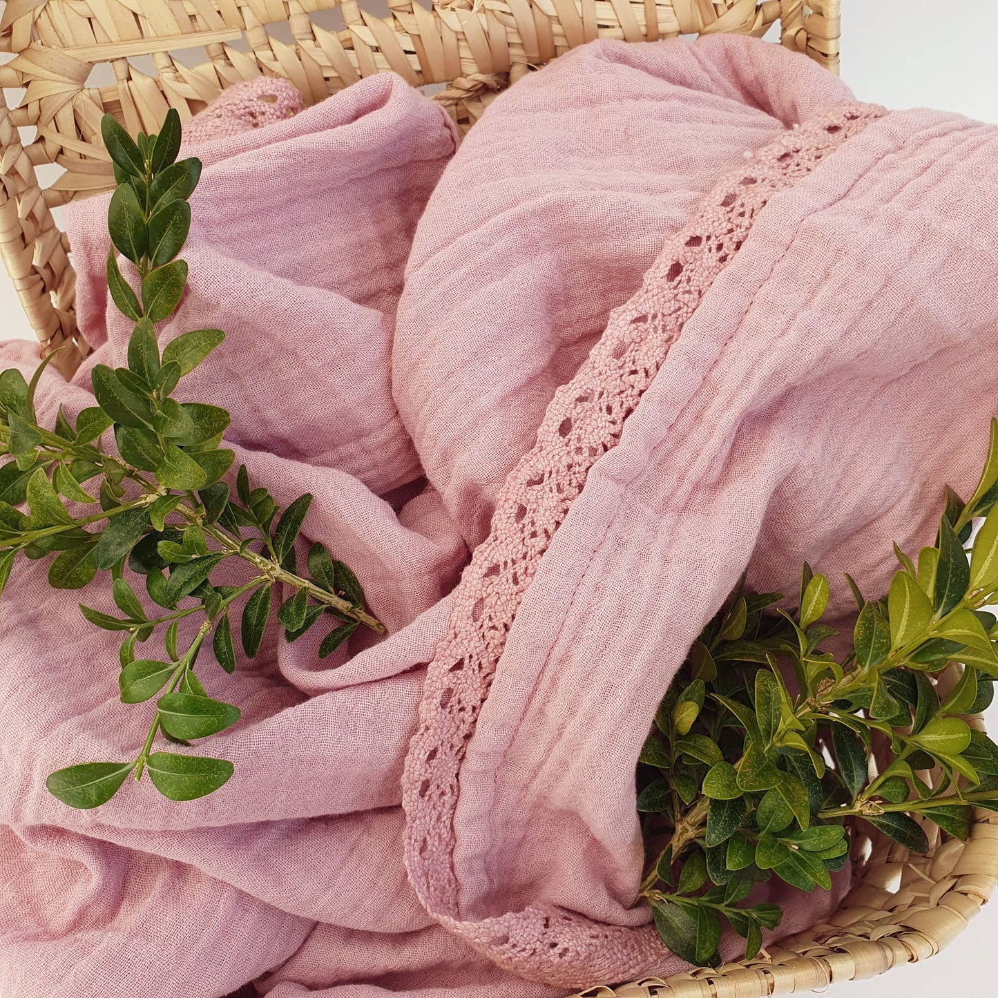 Ekologisk babyfilt i krinklad muslin med spets – Pale Mauve från Summerville Organic