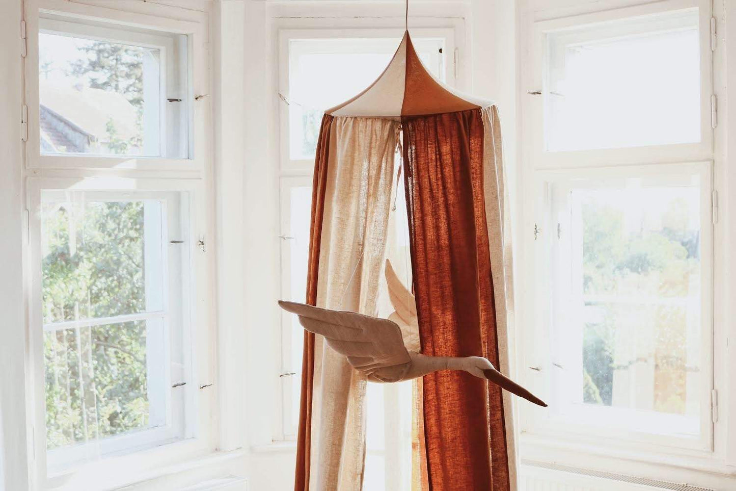 Sänghimmel barn – Karamell Cirkus i bomull & lin (Ø50 × H240 cm) | Moi Mili