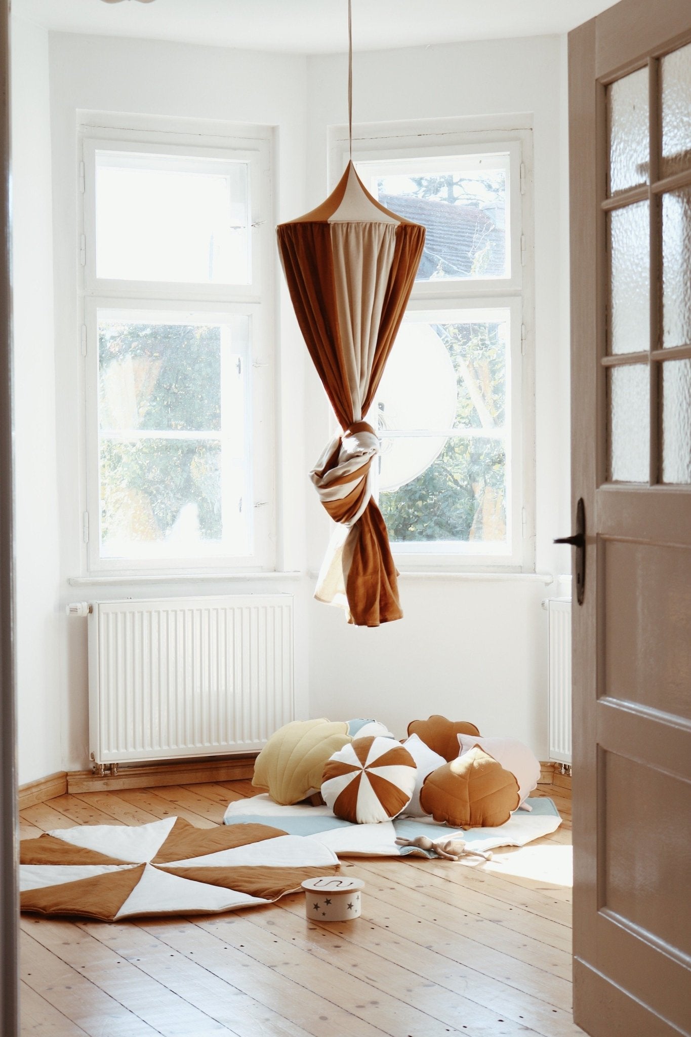 Sänghimmel barn – Karamell Cirkus i bomull & lin (Ø50 × H240 cm) | Moi Mili