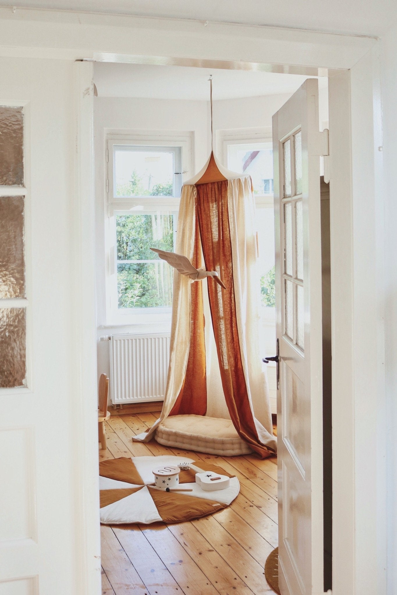 Sänghimmel barn – Karamell Cirkus i bomull & lin (Ø50 × H240 cm) | Moi Mili
