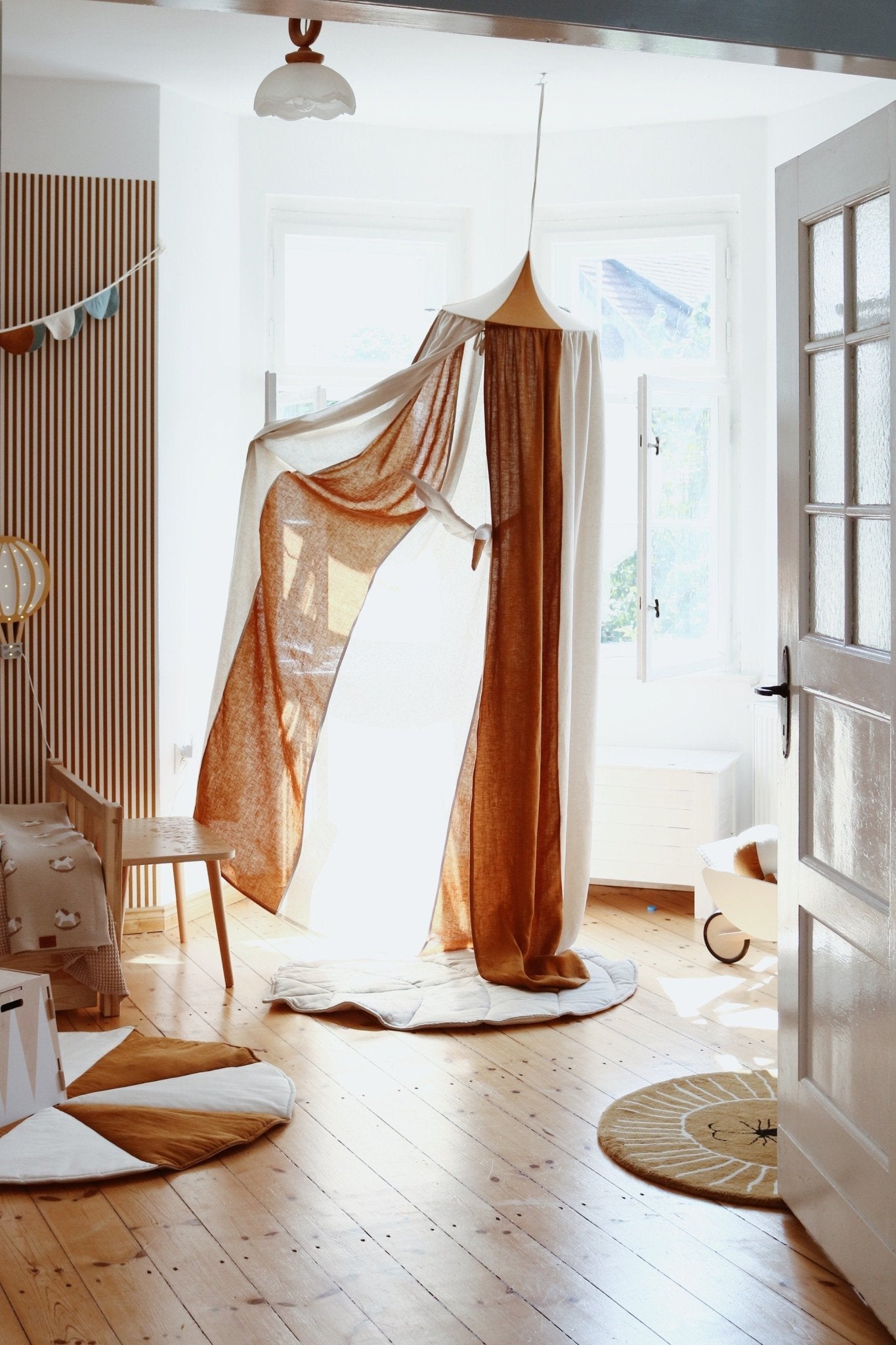 Sänghimmel barn – Karamell Cirkus i bomull & lin (Ø50 × H240 cm) | Moi Mili