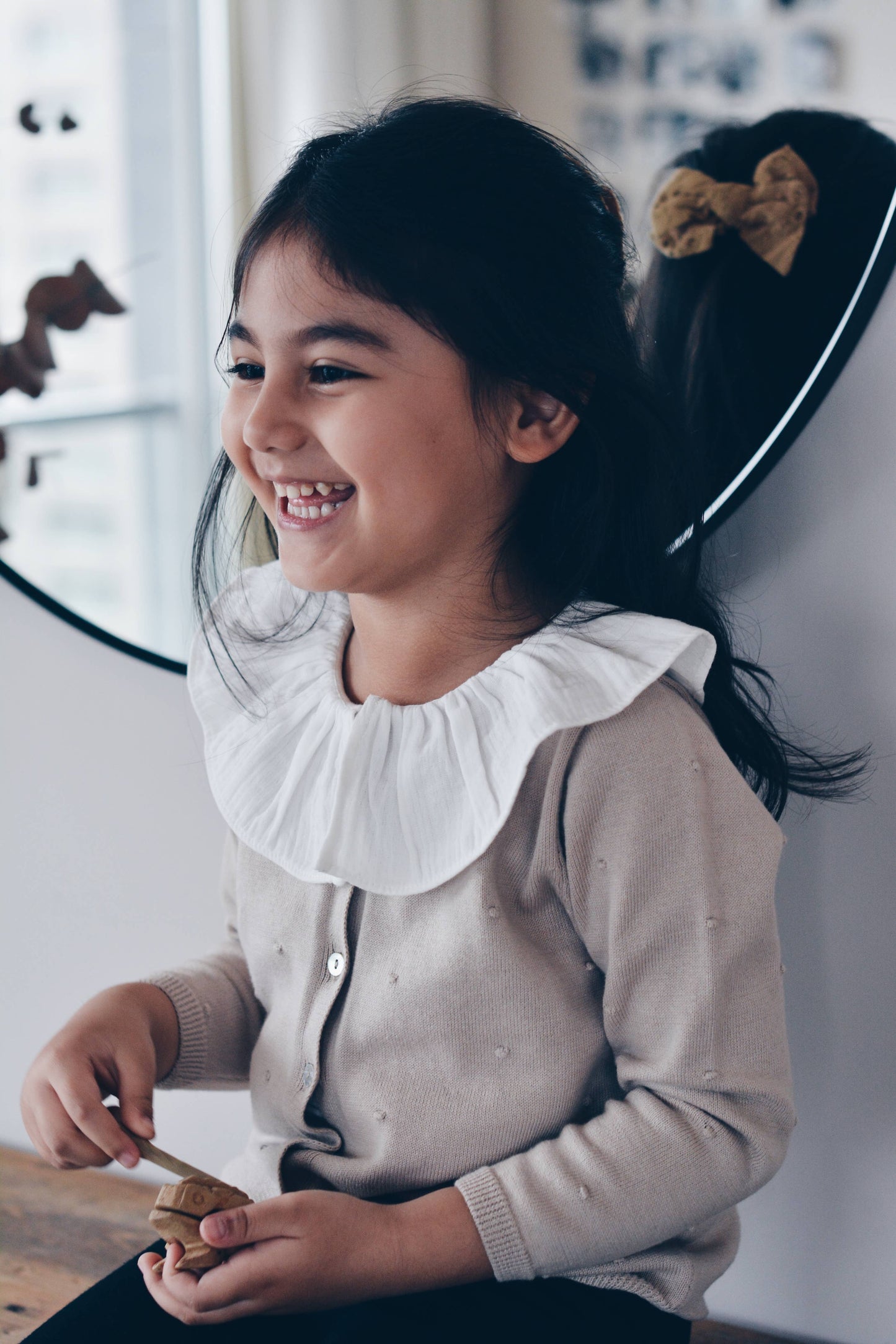 Stickad kofta för baby & flicka – OEKO-TEX bomull med volangkrage