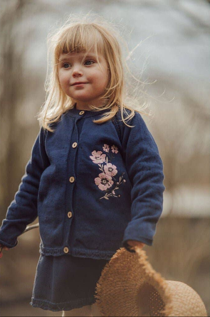 Floral Fantasy – stickad barnkofta i ekologisk bomull med blomsterbroderi