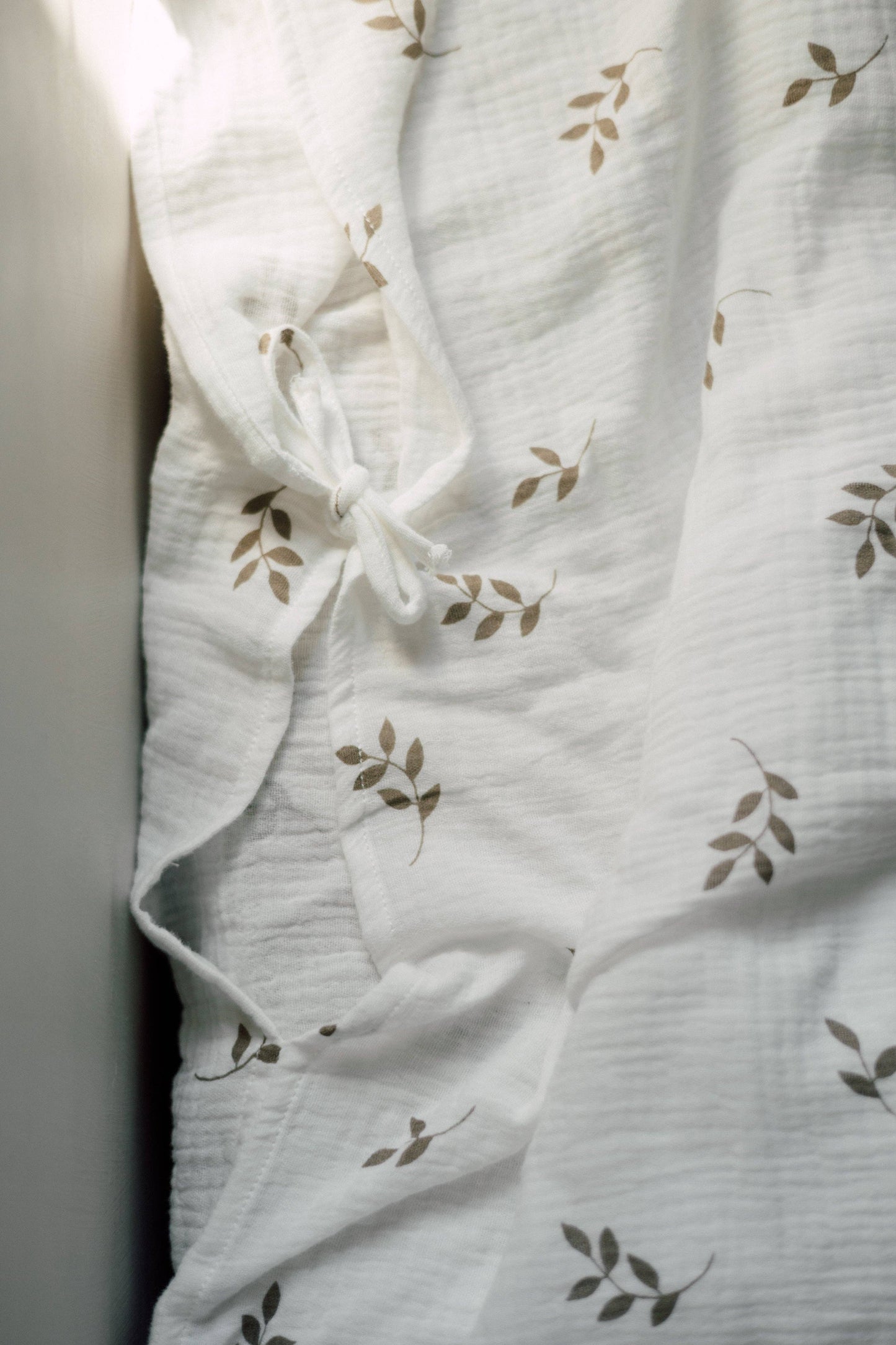 Ekologiskt Baby Påslakanset i Muslin – Cream Leaves | TISU – 100% Bomull