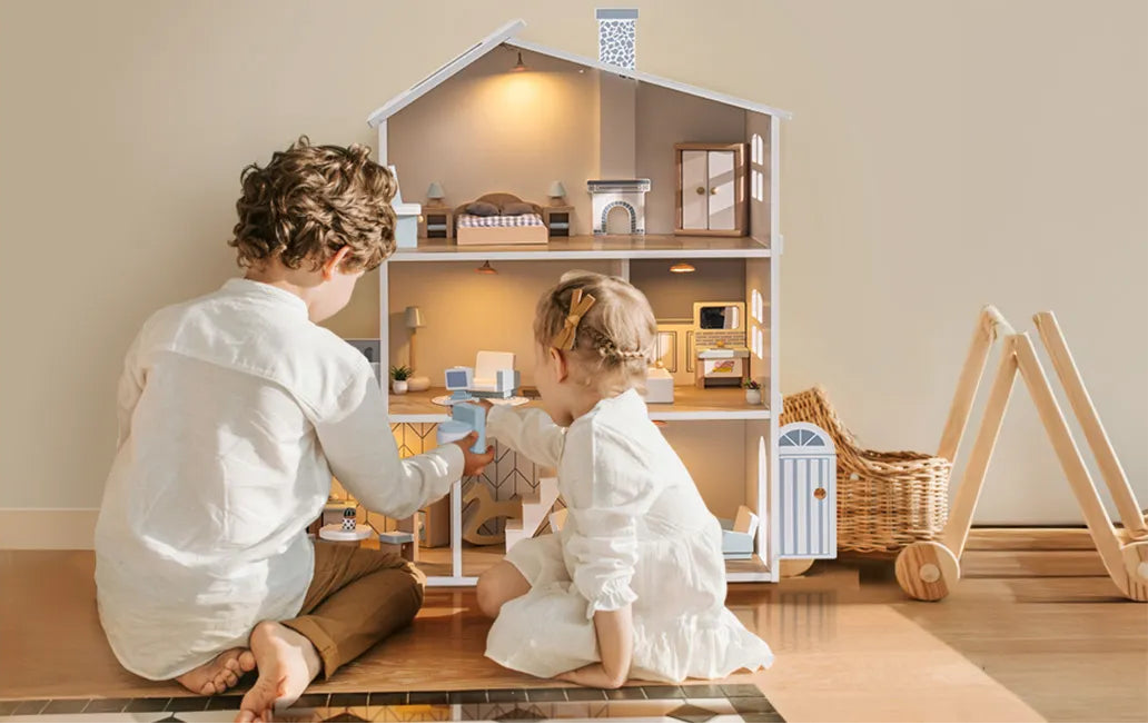 Dockhus i trä – Nordisk (3 våningar, belysning & 23 möbler)