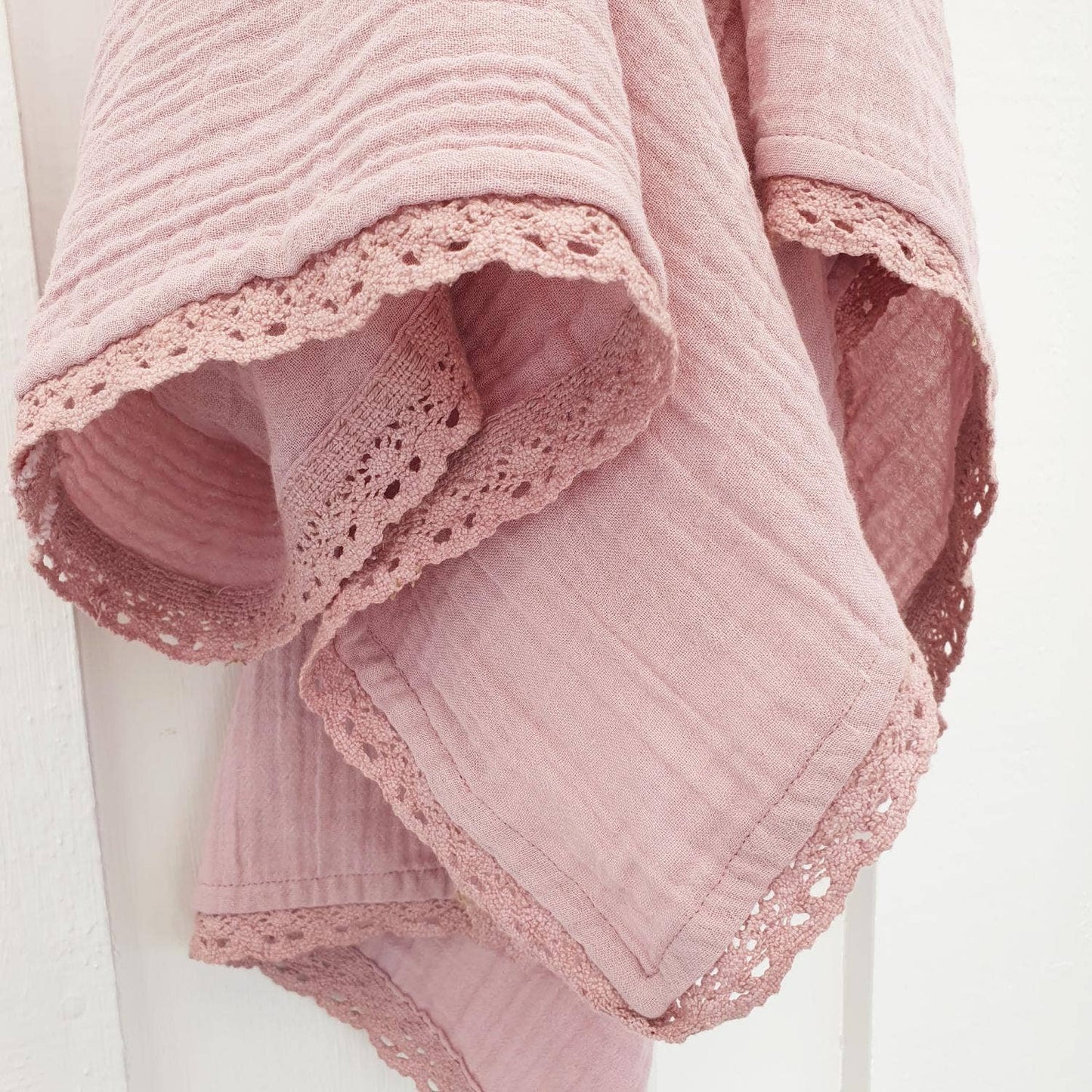 Ekologisk babyfilt i krinklad muslin med spets – Pale Mauve från Summerville Organic