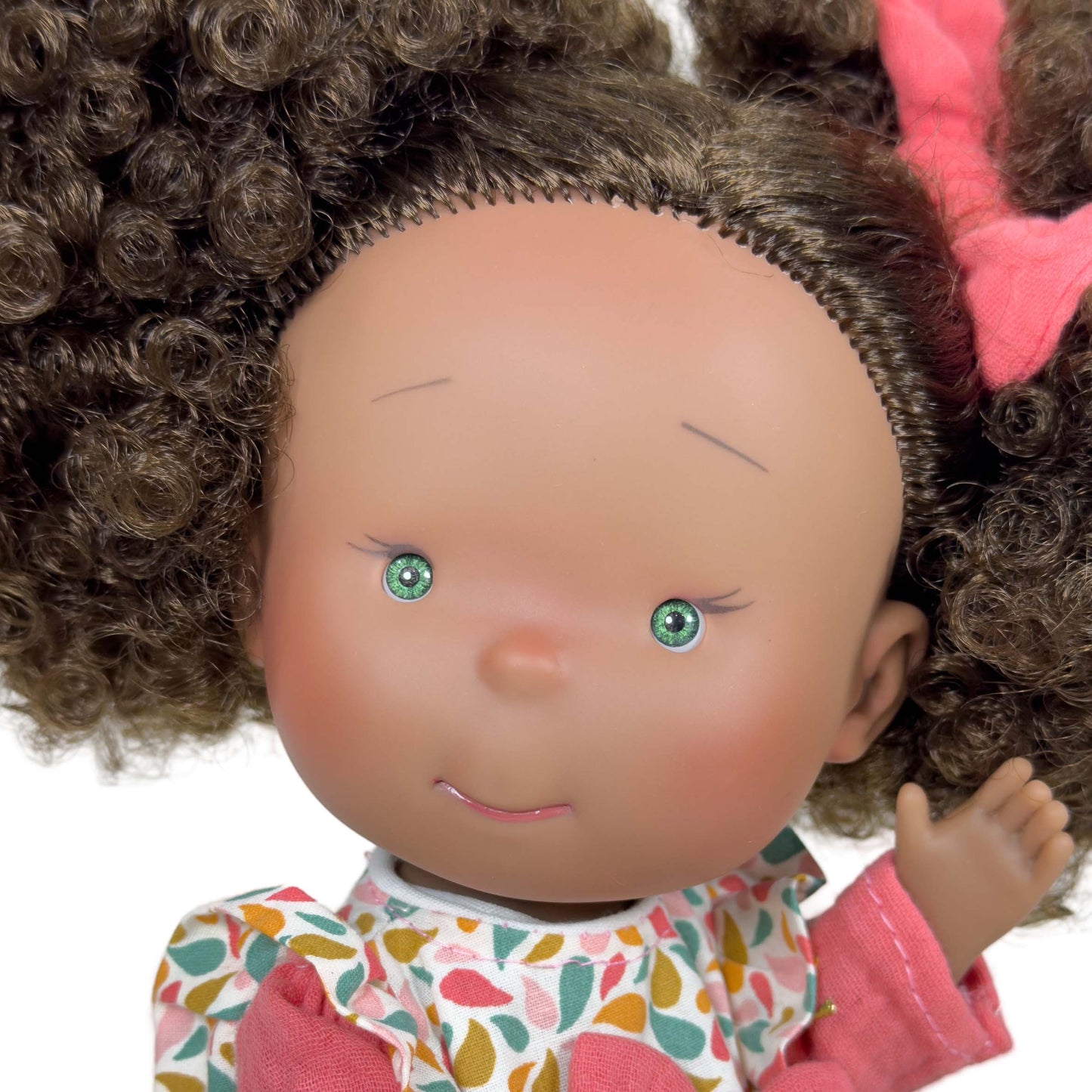 PIPPA Countryside – Vinyldocka 30 cm (badbar) Mörk hudton