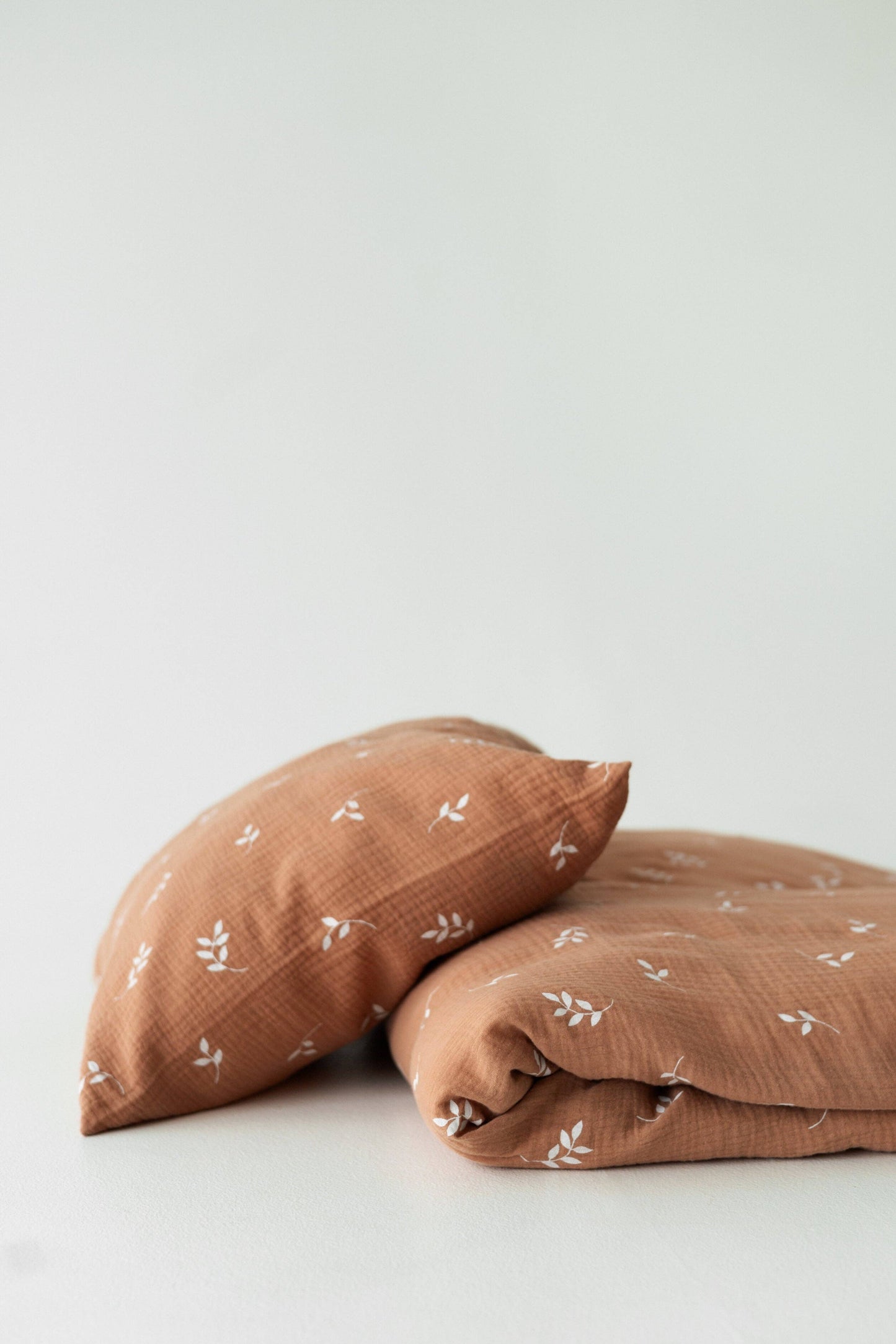 Ekologiskt Baby Påslakanset i Muslin – Caramel Leaves | TISU – 100% Bomull