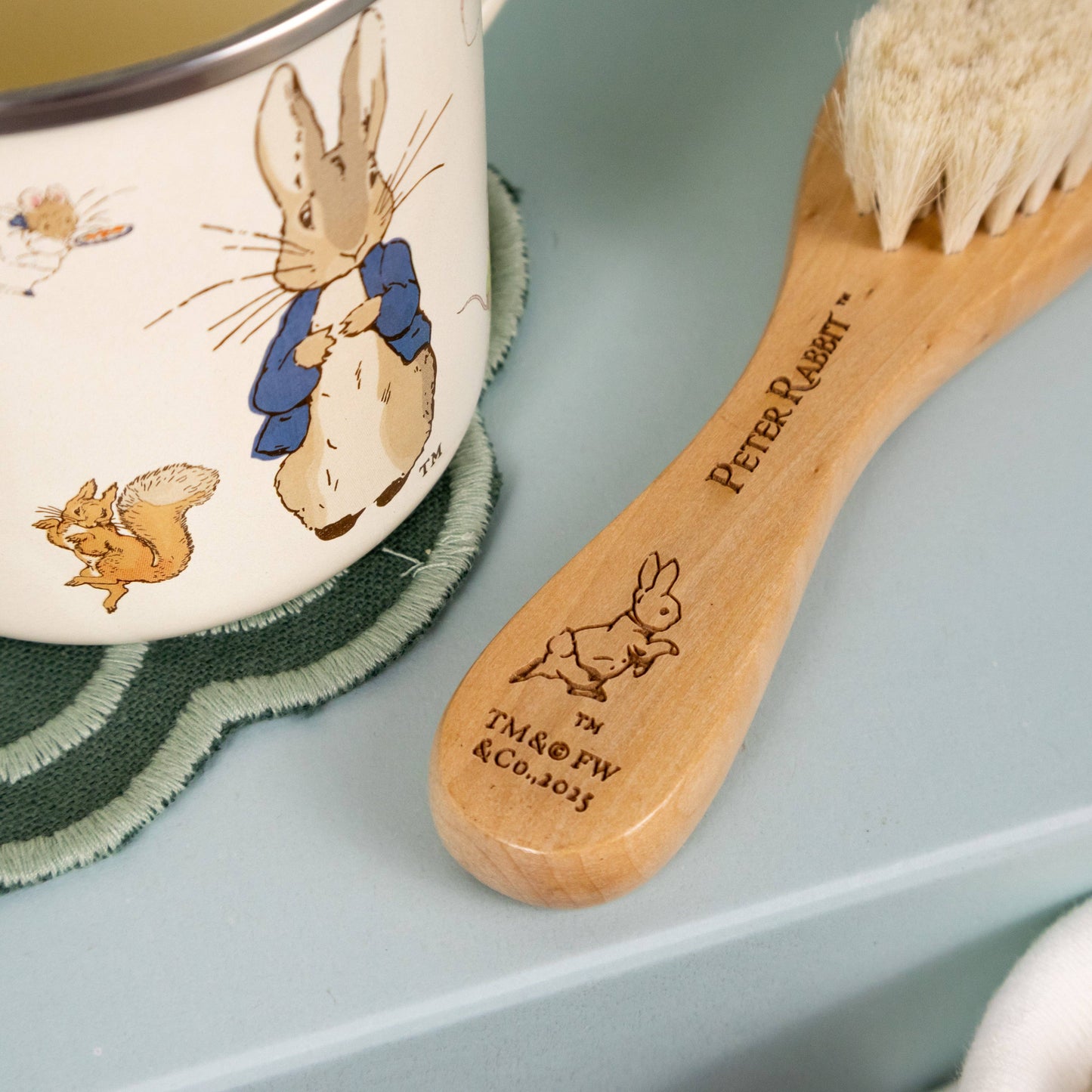 Peter Rabbit babyset – emaljmugg + babyhårborste & kam i trä