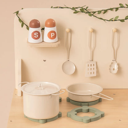Barnkök i trä – Rustic Leaf med ljusslinga + tillbehör ingår (3+)