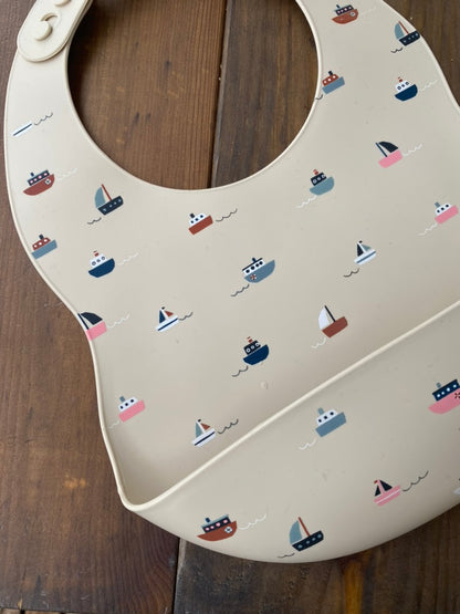 Baby Silikonbib i Livsmedelsgodkänt Material i Olika Mönster och Vackra Design
