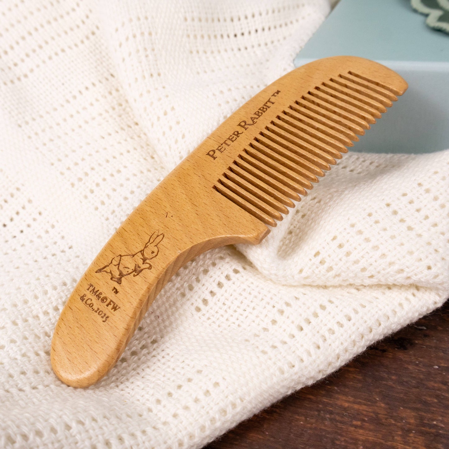 Peter Rabbit babyset – emaljmugg + babyhårborste & kam i trä