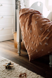 Ekologiskt bäddset Caramel Leaves 90 × 125 cm – TISU – detaljbild 4