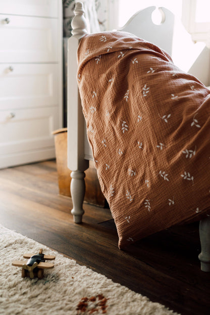 Ekologiskt Baby Påslakanset i Muslin – Caramel Leaves | TISU – 100% Bomull