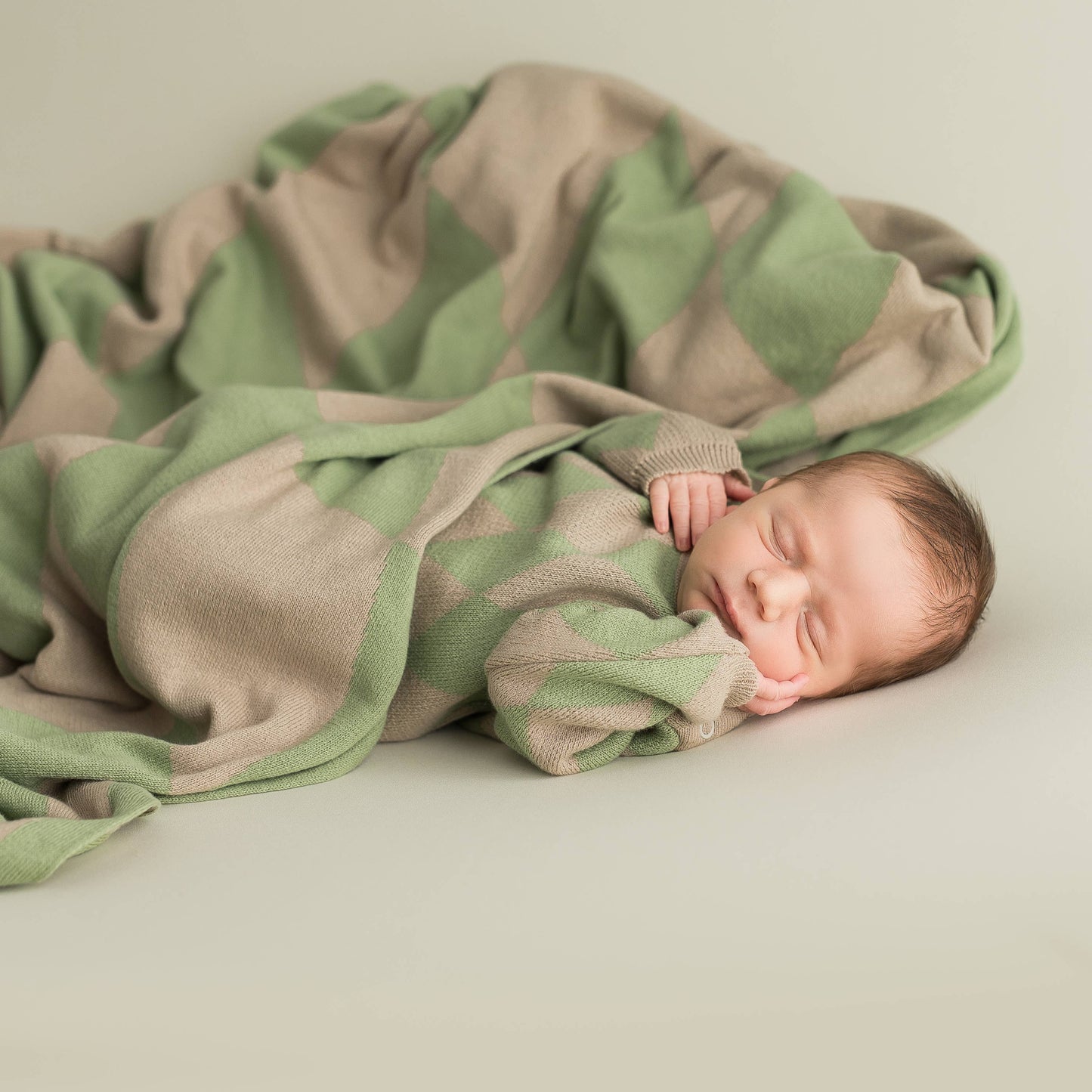 Babyfilt i ekologisk bomull – Diamond mint/beige, 80 × 100 cm