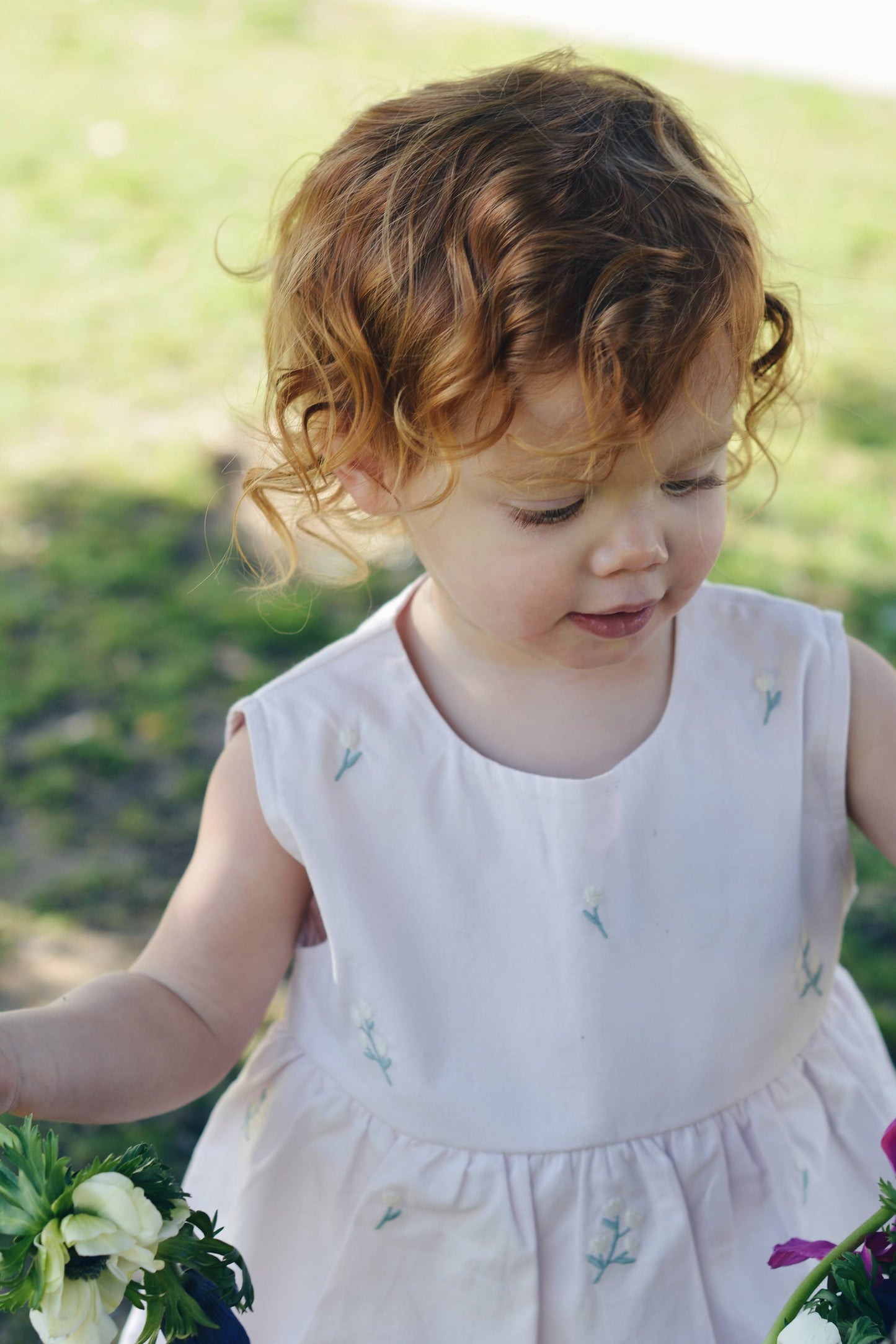 Heather romper baby i bomull – Broderade blommor