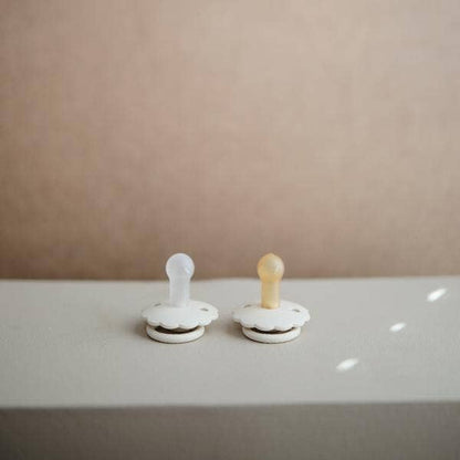 FRIGG Daisy Napp – Cream | Naturgummi | Tillverkad i Danmark