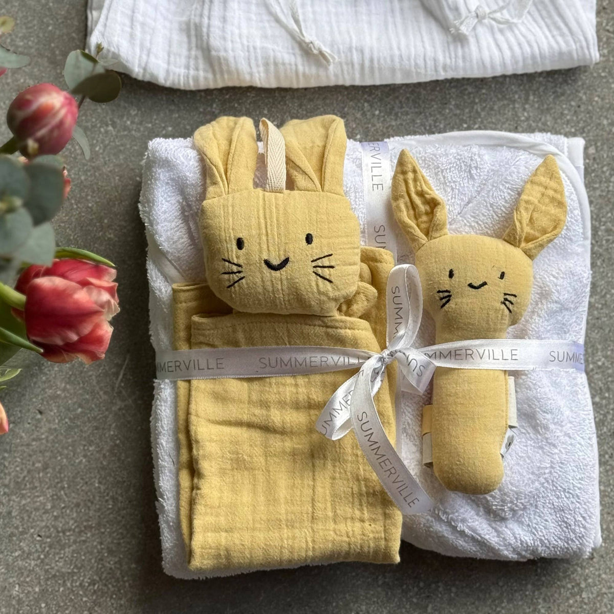 Ekologisk presentbox till nyfödd Rabbit Sun Yellow med badcape, snuttefilt och skallra