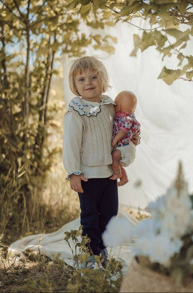 Blå barnblus med broderad krage – Lil' Paradise Copenhagen – detaljbild 4