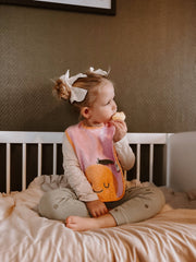 Babyhaklapp Mandy Mandarine i frotté – the cotton cloud – detaljbild 4