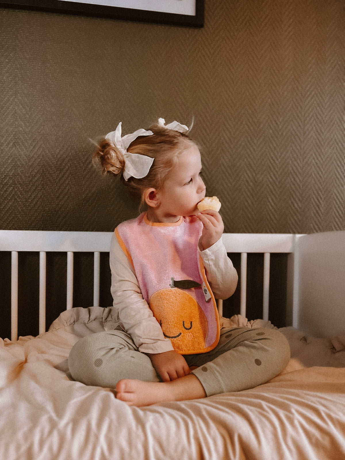 Babyhaklapp Mandy Mandarine i frotté – the cotton cloud – detaljbild 4