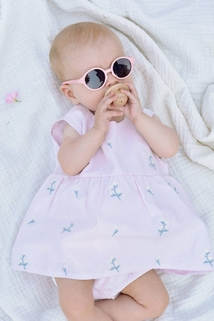 Heather romper baby i bomull – Broderade blommor