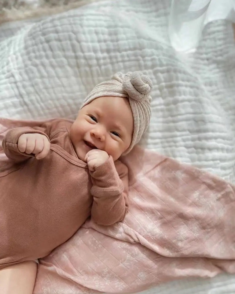 Turbanmössa med rosett för baby – BaraBaby – detaljbild 7