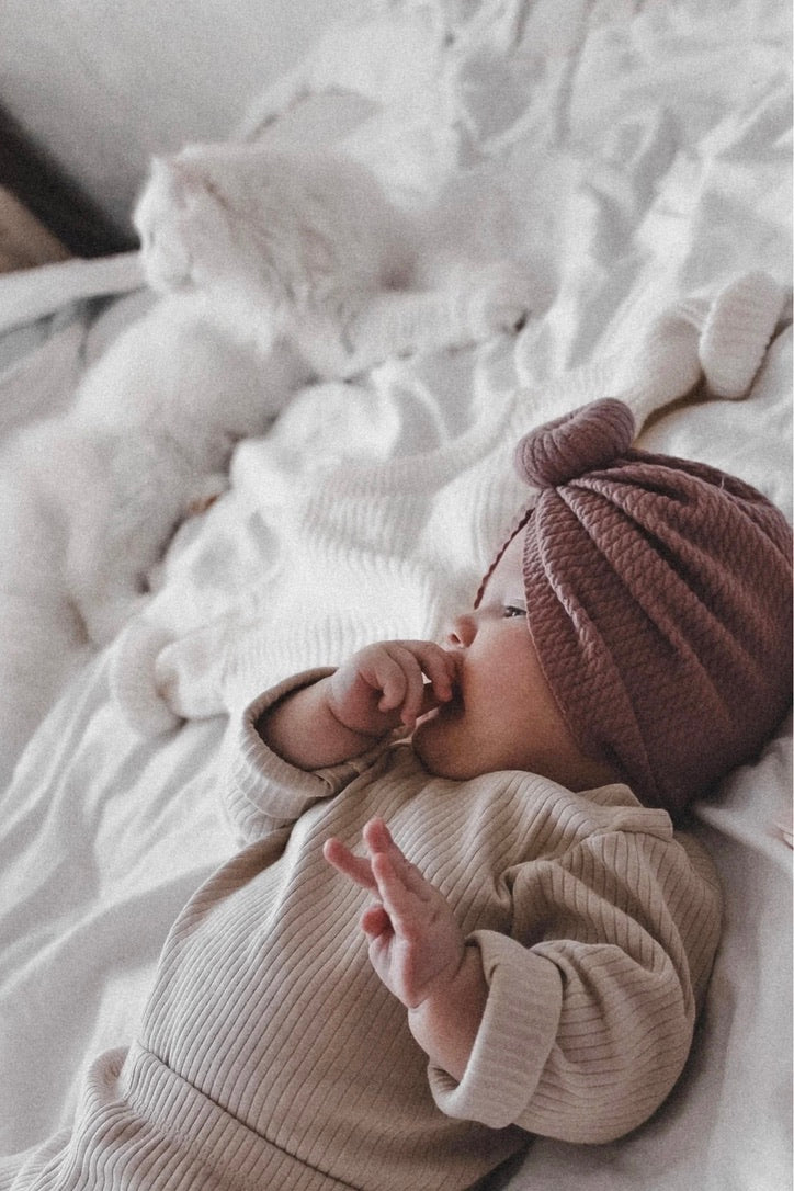 Turbanmössa med rosett för baby – BaraBaby – detaljbild 4