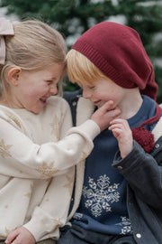 Blå stickad jultröja för barn med snöflingor från Hanevild