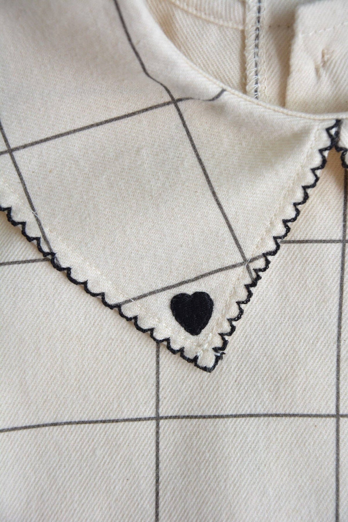 Dalila rutig babyblus i bomull