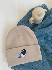 Broderad babymössa Skata i bomull – BaraBaby – detaljbild 4