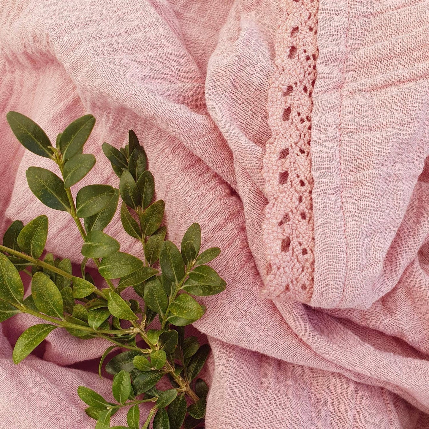 Ekologisk babyfilt i krinklad muslin med spets – Pale Mauve från Summerville Organic