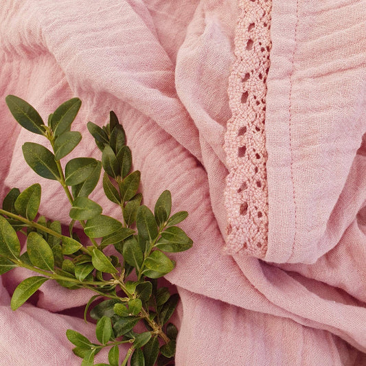 Ekologisk babyfilt i krinklad muslin med spets – Pale Mauve från Summerville Organic