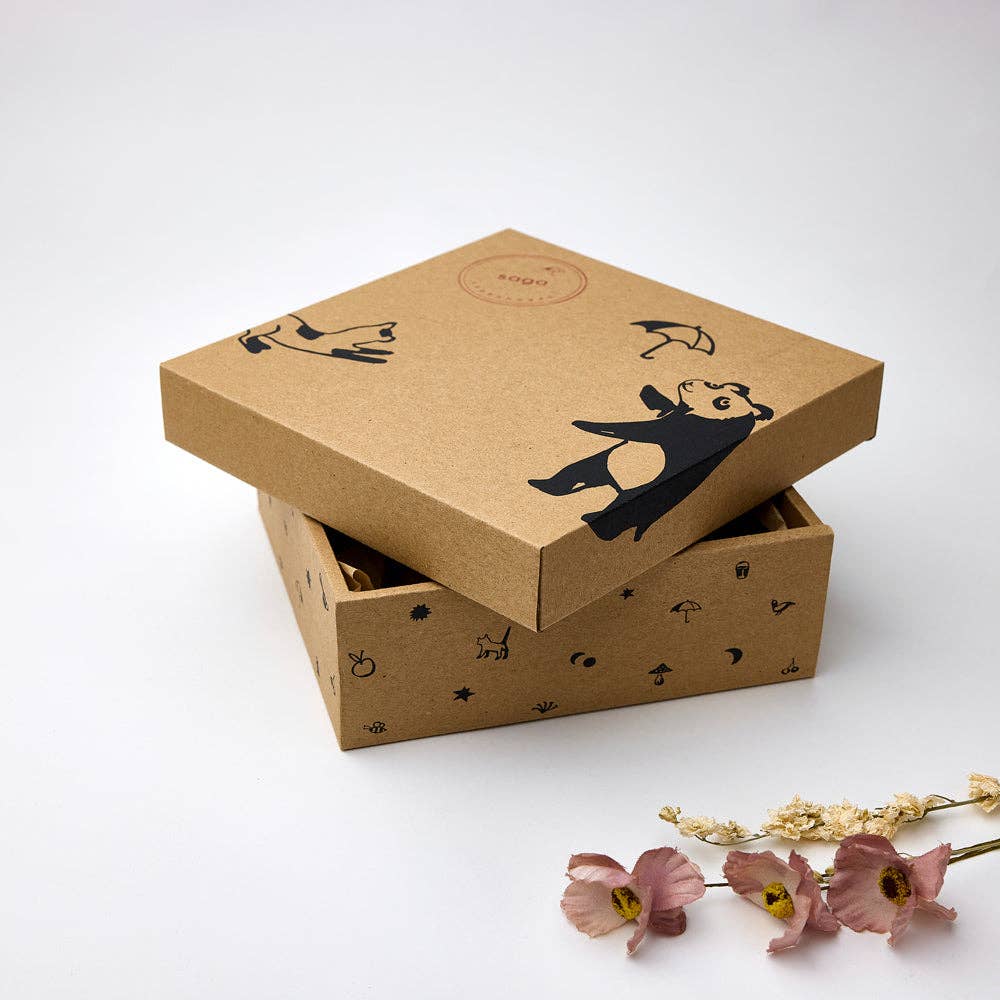 Broderad baby presentbox Blueberry on Khaki | Saga Copenhagen – produktbild 2