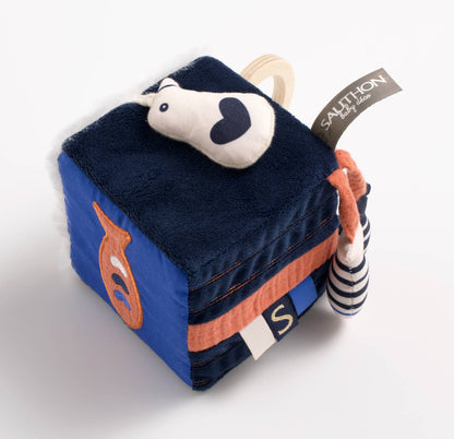 Aktivitetskub för baby – Baby Sailor i blå sammet (9,5×9,5×9,5 cm)