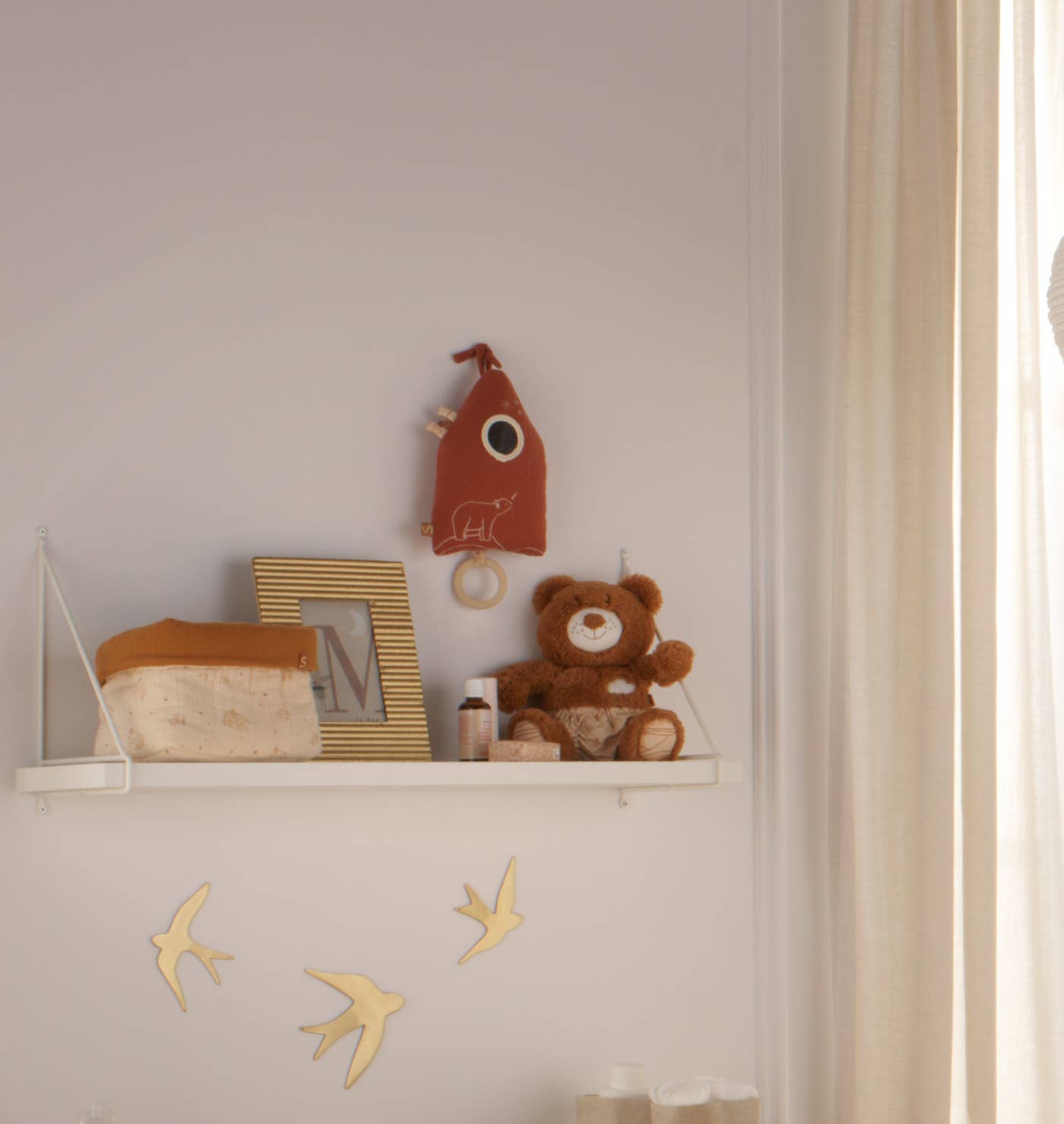 Musikleksak i tyg för bebis – Sauthon Orsino Broderat Hus