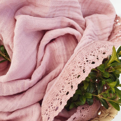 Ekologisk babyfilt i krinklad muslin med spets – Pale Mauve från Summerville Organic