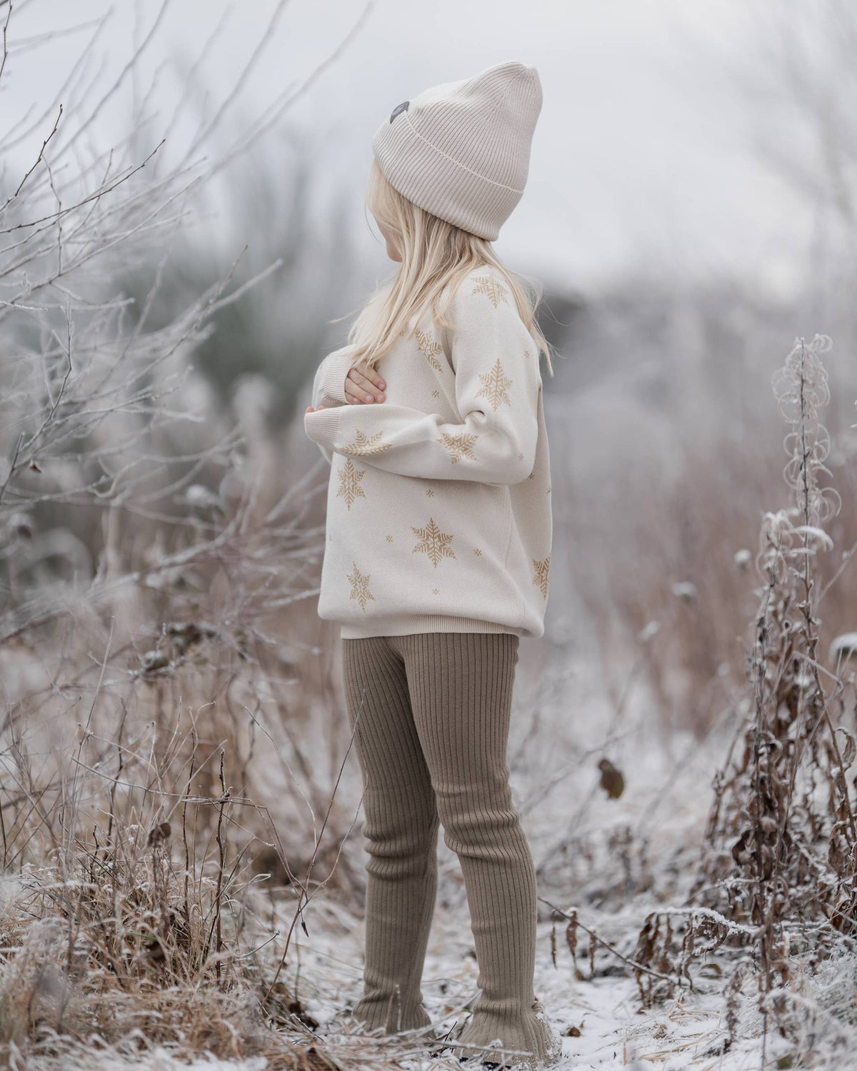 Stickad jultröja för barn med gyllene snöflingor från Hanevild