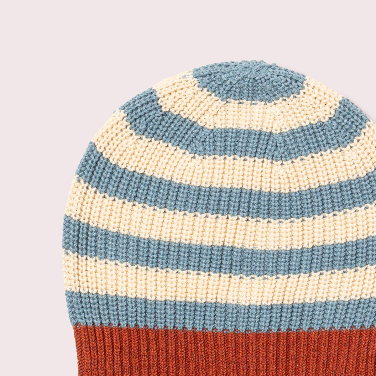 Stickad barnmössa – Blue Stripe – Little Green Radicals EU – produktbild 4