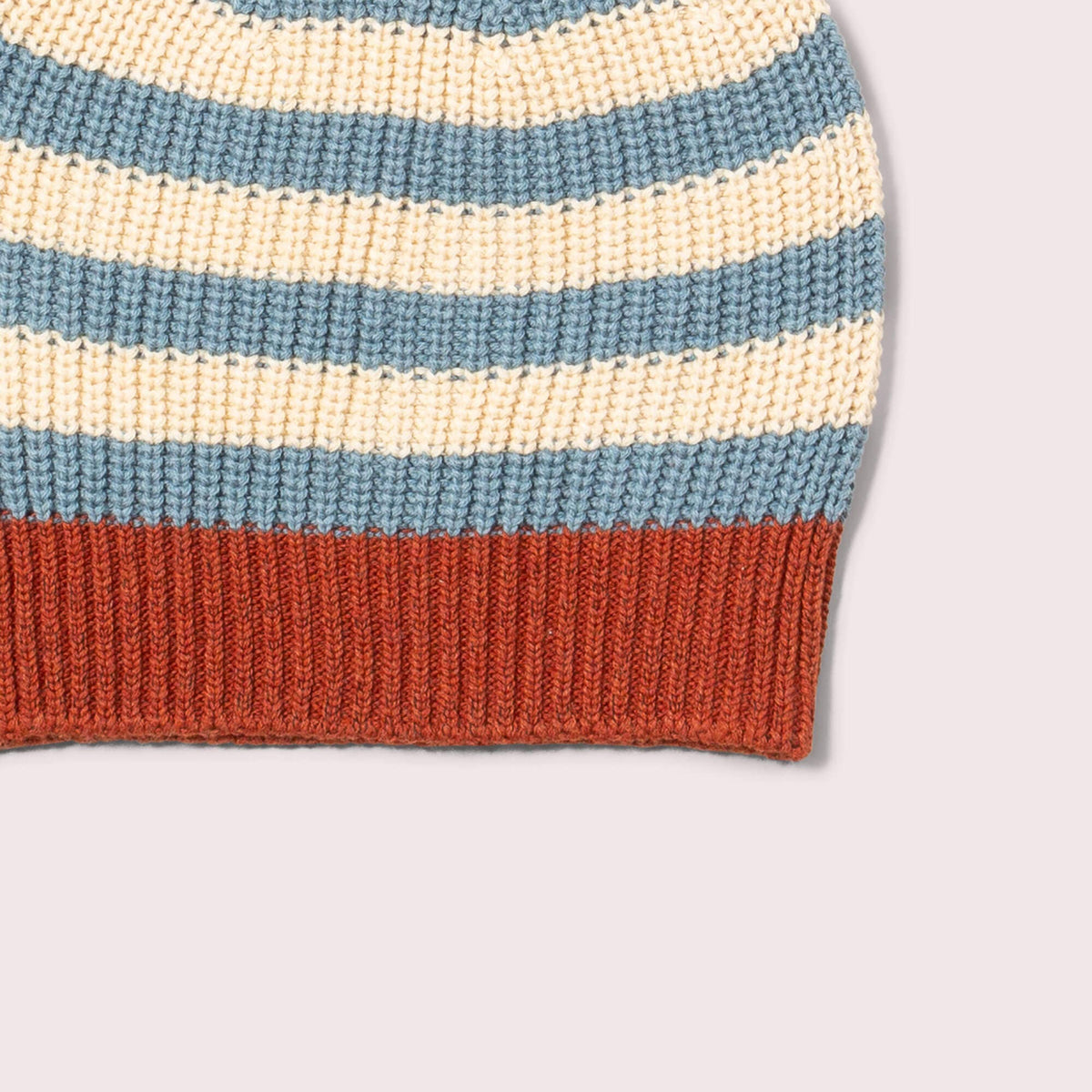 Stickad barnmössa – Blue Stripe – Little Green Radicals EU – produktbild 5