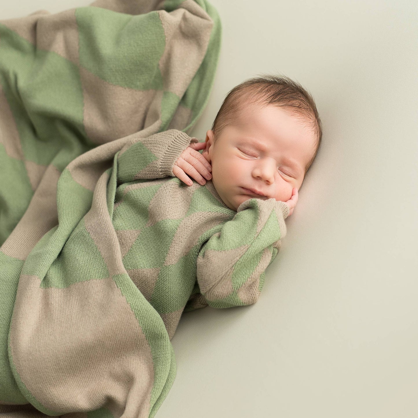 Babyfilt i ekologisk bomull – Diamond mint/beige, 80 × 100 cm