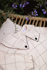 Dalila rutig babyblus i bomull – Eli & Nev