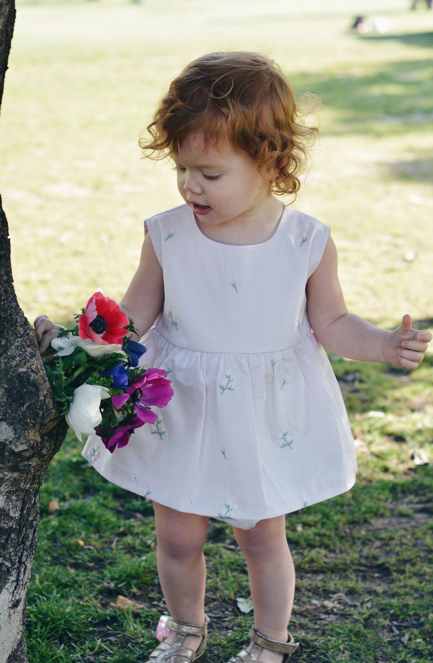 Heather romper baby i bomull – Broderade blommor