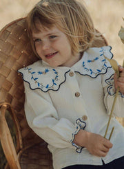 Blå barnblus med broderad krage – Lil' Paradise Copenhagen