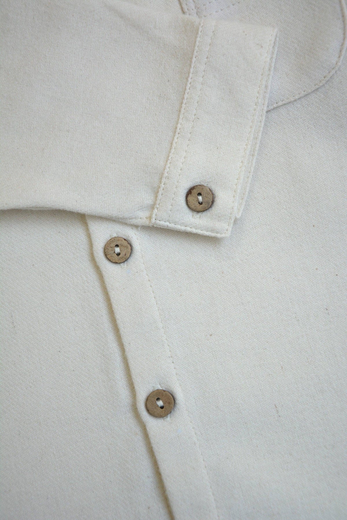 Broderad barnskjorta beige/blå – Eli & Nev – Eli & Nev – detaljbild 4