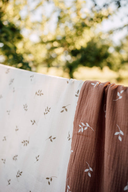 Ekologiskt Baby Påslakanset i Muslin – Caramel Leaves | TISU – 100% Bomull