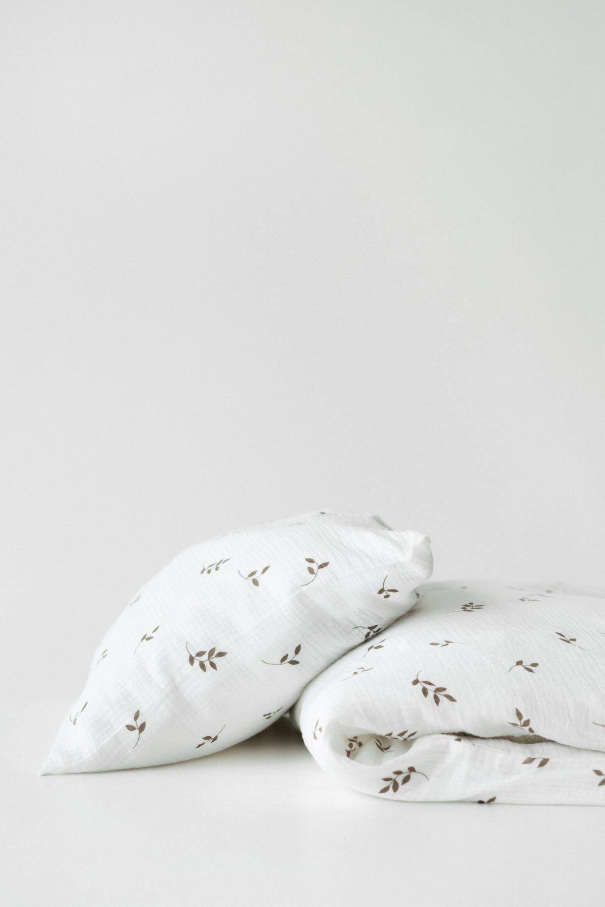 Ekologiskt bäddset Cream Leaves 90 × 125 cm – TISU