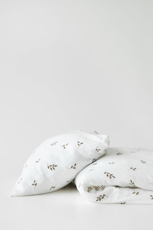 Ekologiskt Baby Påslakanset i Muslin – Cream Leaves | TISU – 100% Bomull