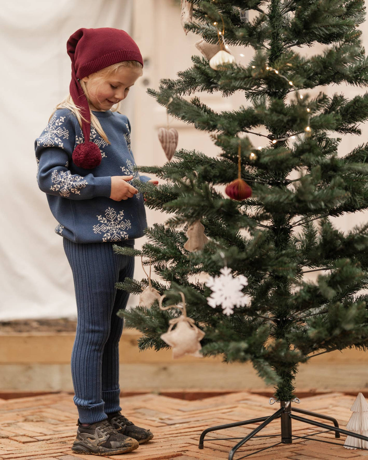 Blå stickad jultröja för barn med snöflingor från Hanevild
